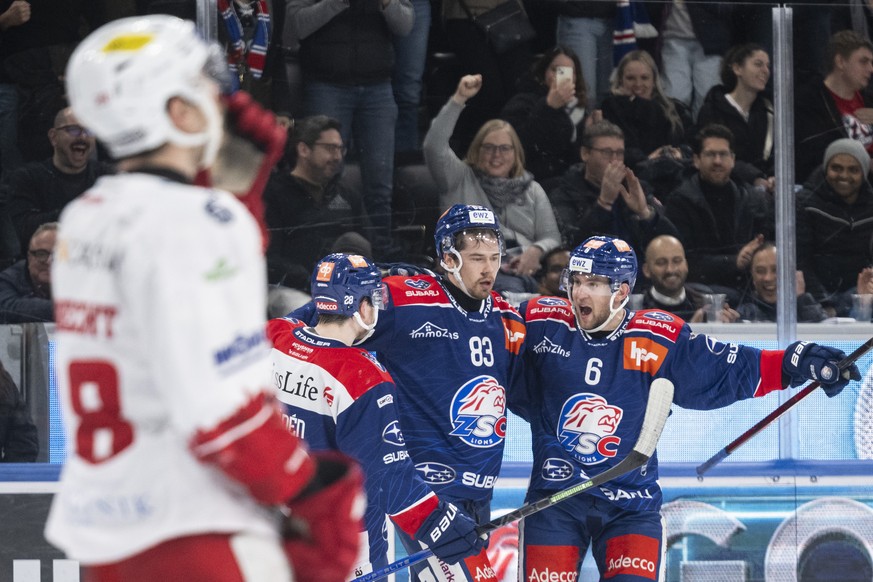 Zuerichs Juho Lammikko, Mitte, jubelt nach seinem 2:1 Tor im Eishockeyspiel der National League zwischen den ZSC Lions und den SC Rapperswil-Jona Lakers am Dienstag, 23. Januar 2024, in der Swiss Life ...