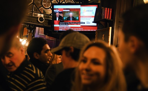 epaselect epa07287702 People watch the Brexit Vote at a pub close to parliament in London, Britain, 15 January 2019. A great majority voted against Prime Minister Theresa May&#039;s deal of UK leaving ...