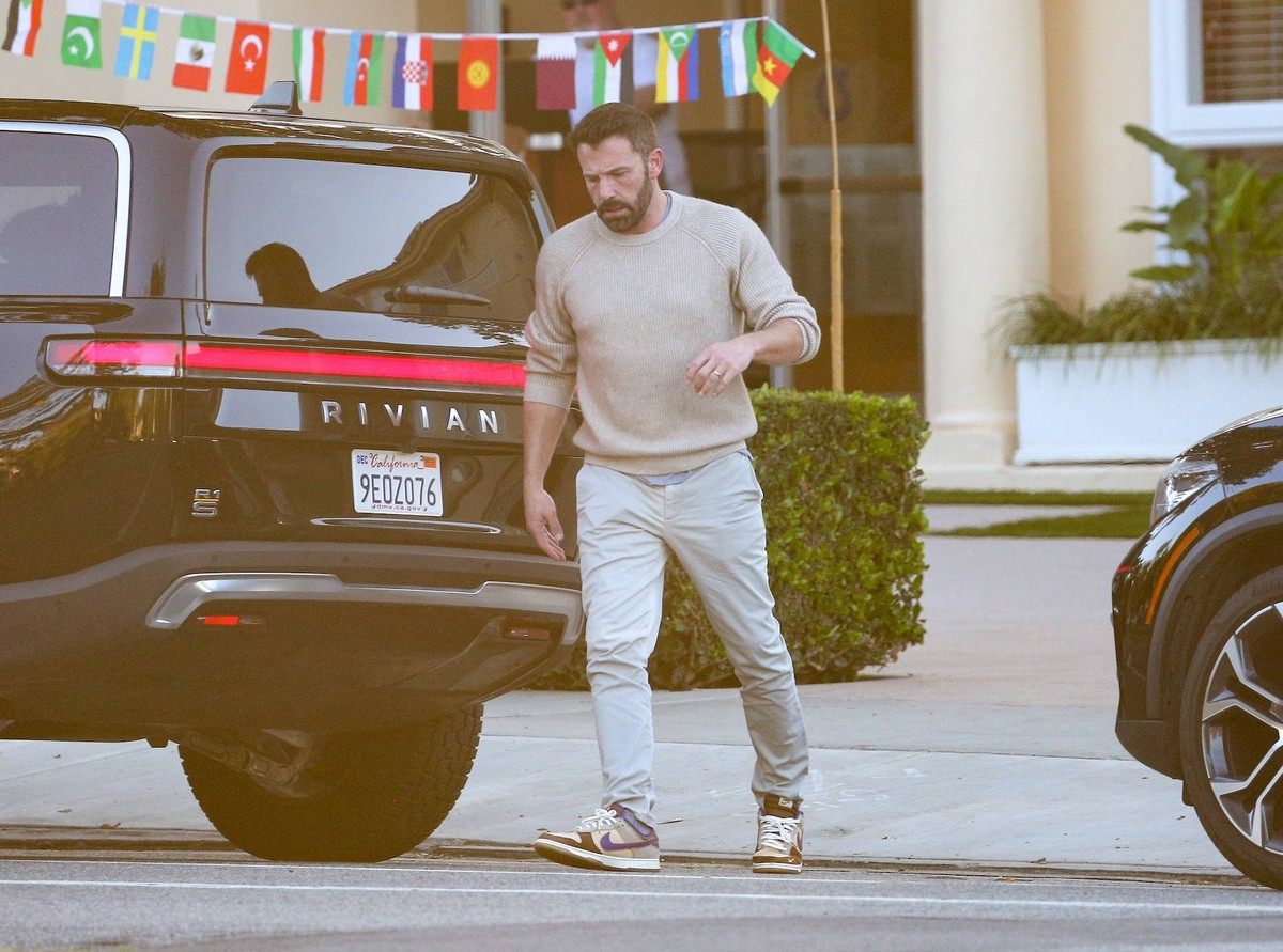 Jennifer Lopez and Ben Affleck grab food at McDonald s and pick up son Samuel Affleck from school. Featuring: Ben Affleck Where: Los Angeles, California, United States When: 20 Oct 2023 Credit: BauerG ...