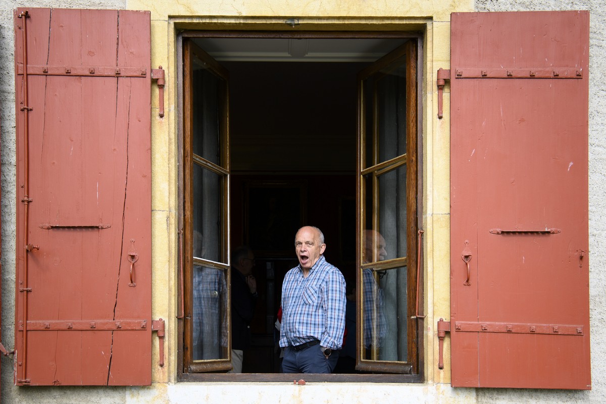 Le conseiller federal Ueli Maurer baille alors qu'il regarde par la fenetre lors de l'excursion du Conseil federal ce jeudi 1 juillet 2021 au Domaine de la Chartreuse de La Lance a Concise,  ...