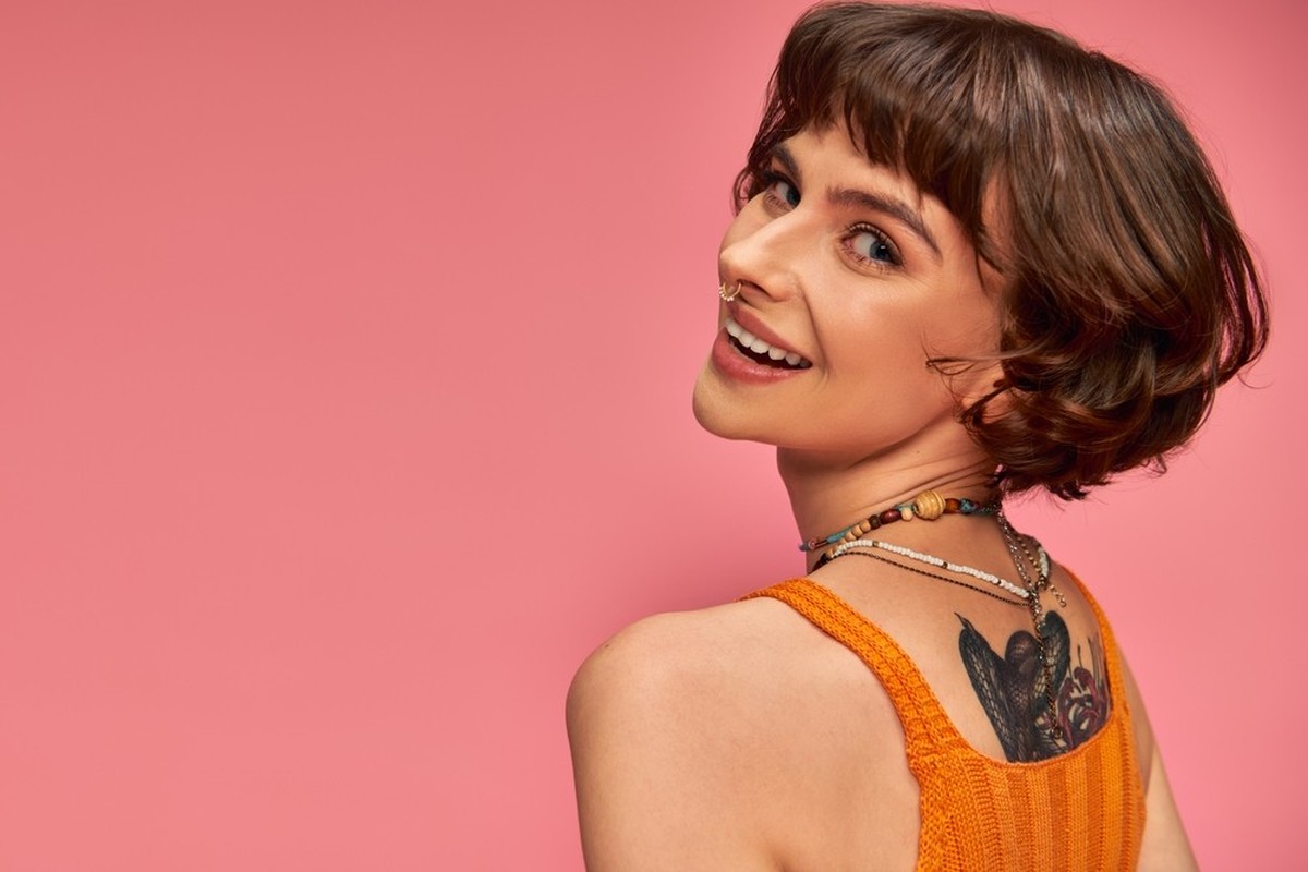 Junge Frau, Tattoo, Nasenpiercing