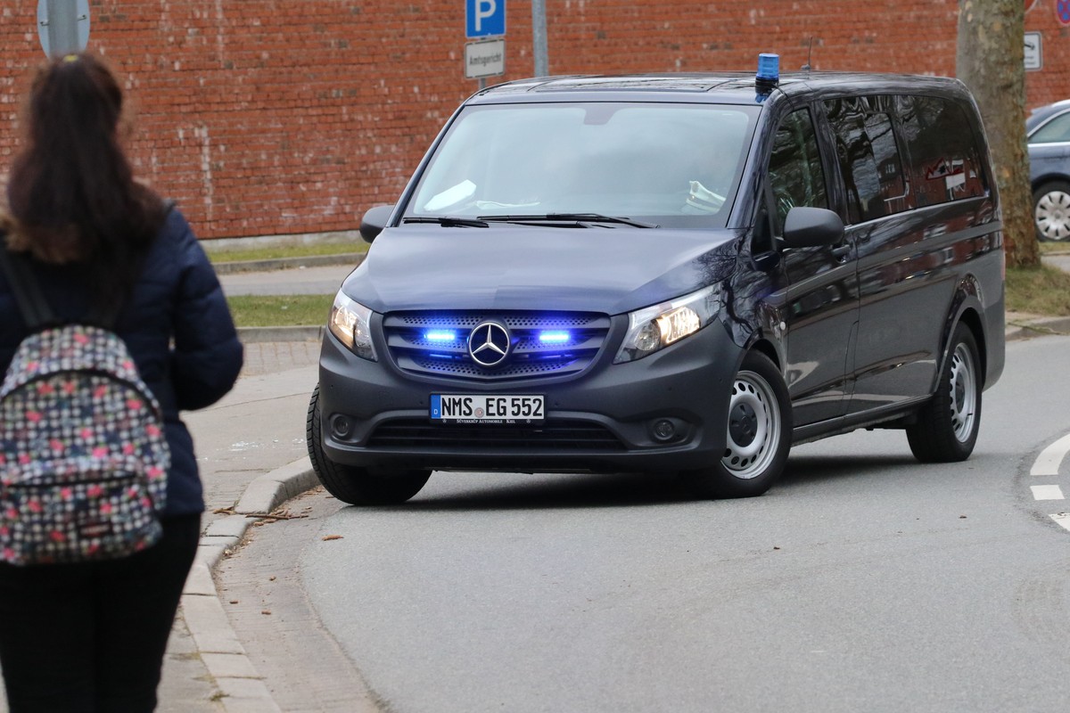 epa06630418 An unidentified van leaves the 'Justizvollzugsanstalt (JVA) Neumuenster' prison where the former Catalan leader, Carles Puigdemont, is detained and drives to the district court o ...