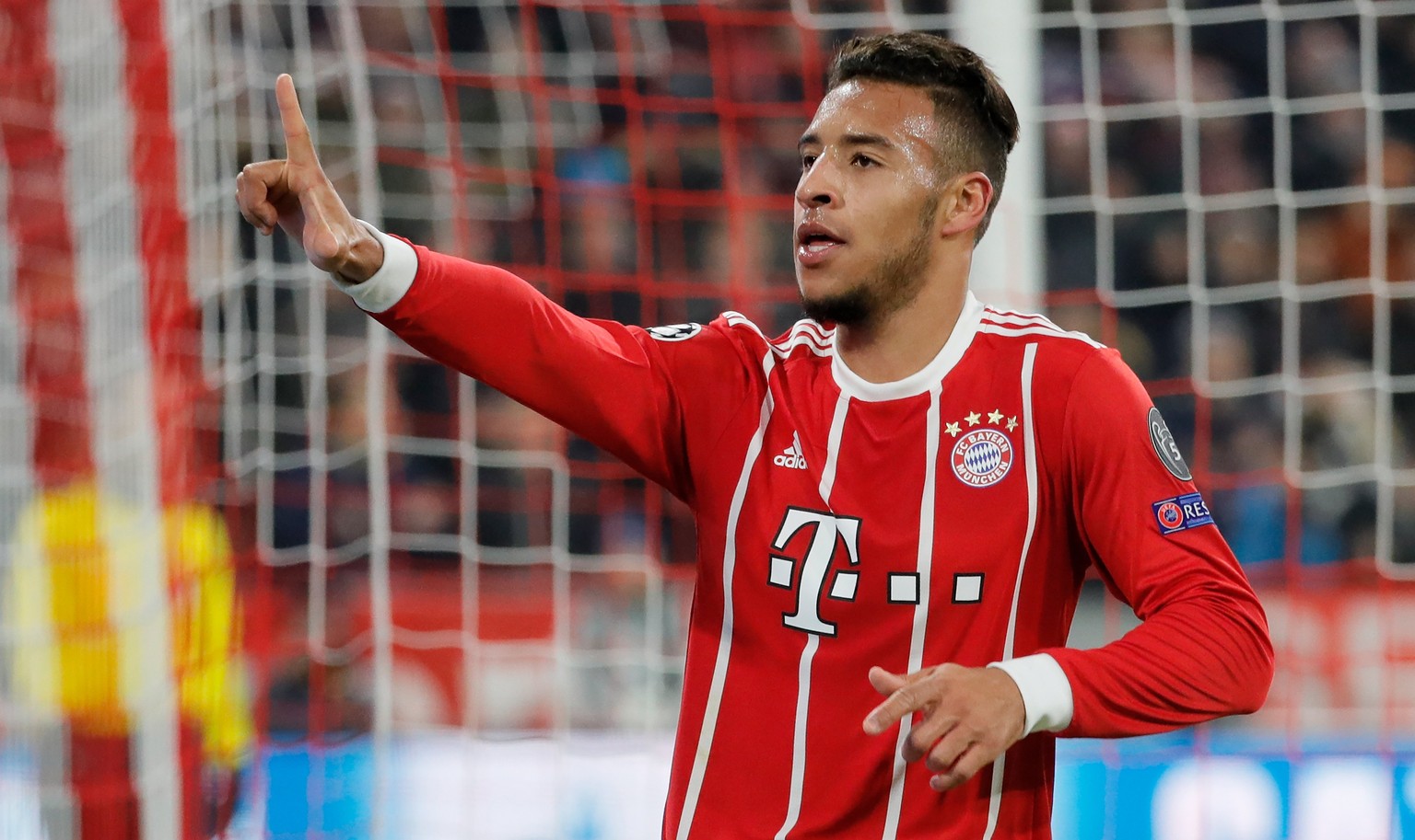 epa06369927 Bayern&#039;s Corentin Tolisso celebrates scoring the second goal with his team during the UEFA Champions League group B soccer match between FC Bayern Munich and Paris Saint-Germain in Mu ...