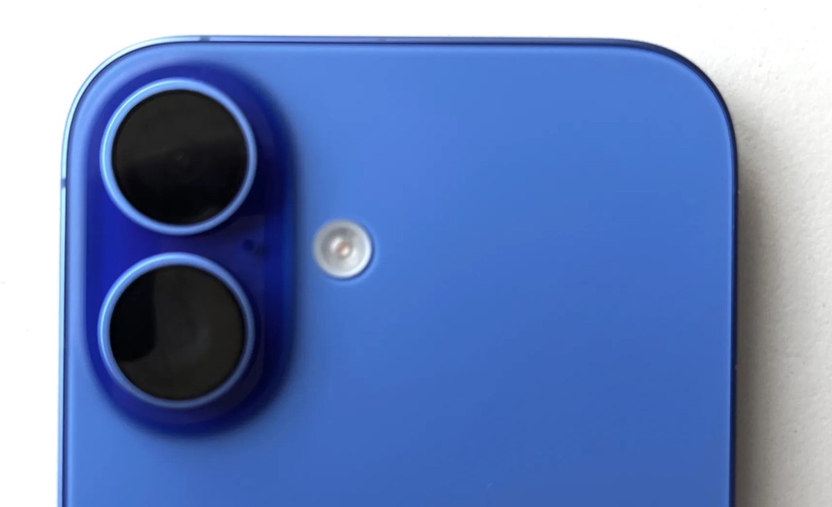 Der Kamerablock beim iPhone 16 sieht aus wie aufgesetzt.