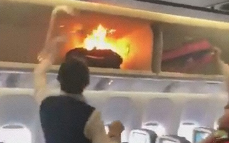 Zum Glück passierte der Vorfall nicht in der Luft: Eine Stichflamme schiesst aus dem Gepäckfach des Flugzeuges.&nbsp;&nbsp;