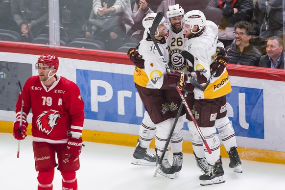 Joie des joueurs genevois apres le 3eme but marque par l?attaquant genevois Daniel Winnik, droite, a cote de la deception du defenseur lausannois Joel Genazzi, gauche, lors de la rencontre du champion ...