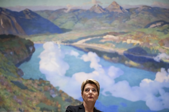Bundespraesidentin Karin Keller-Sutter vor einem Wandbild von Charles Giron im Nationalratssaal bei einer Veranstaltung zum Internationalen Tag der Frau, am Freitag, 7. Maerz 2025, im Bundeshaus in Be ...