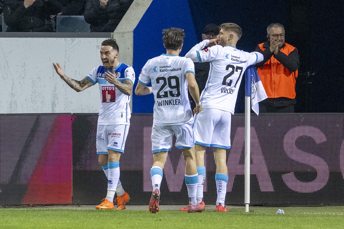 Die Luzerner mit Lars Villiger, rechts, feiern das Tor zum 3:2 beim Super League Meisterschaftsspiel zwischen dem FC Luzern und dem FC Basel vom Sonntag, 22. Februar 2026 in Luzern. (KEYSTONE/Urs Flue ...