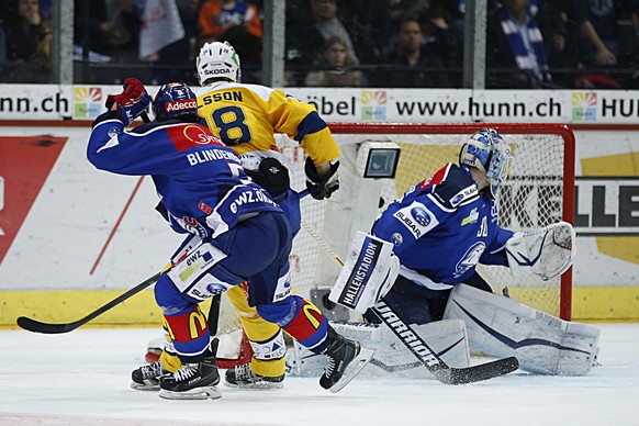 Der Davoser Dick Axelsson, Mitte, erzielt gegen die Zuercher Severin Blindenbacher, links, und Lukas Flueeler, rechts, das zweite Tor der Davoser im Playoff-Finalspiel der National League A zwischen d ...