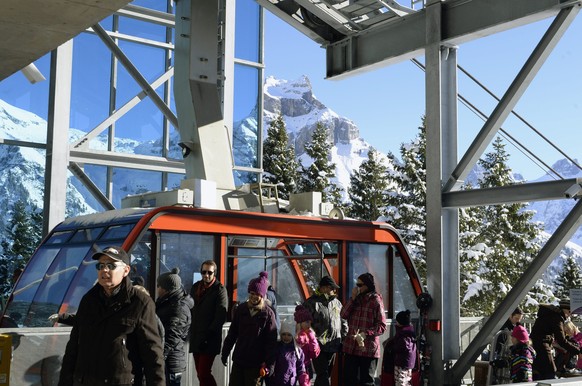 Wochenendtouristen geniessen das Winterwetter auf dem Brunni ob Engelberg mit Sicht auf die Engelberger Bergwelt am Sonntag, 1. Dezember 2013. (KEYSTONE/Urs Flueeler)