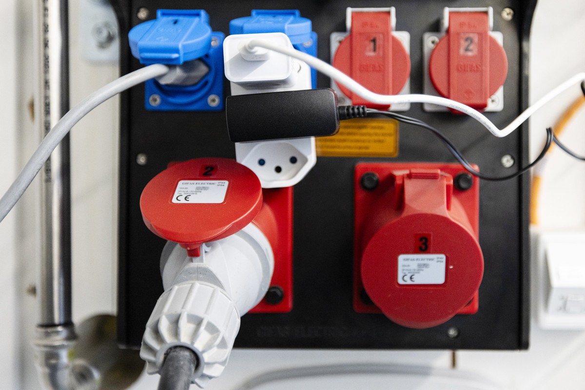 Ein Stromanschluss mit verschiedenen staerken und Stecker, aufgenommen im Zero Carbon Building Systems Lab der ETH Zurich Hoenggerberg, am Donnerstag, 1. Februar 2024. (KEYSTONE/Michael Buholzer)