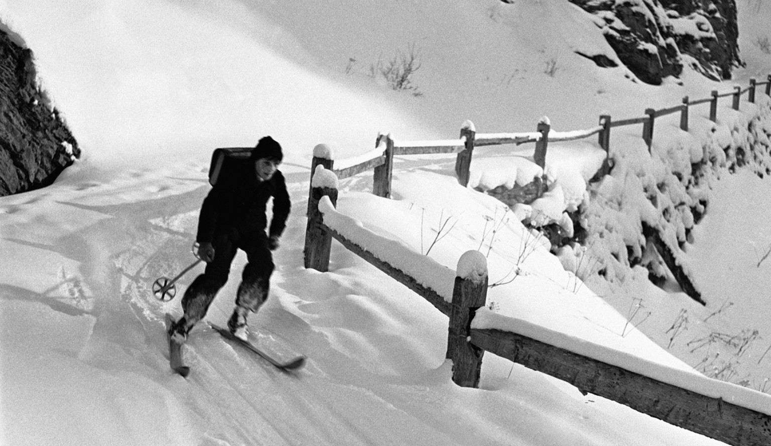 MILESTONES CATALOGUE - Village school Cresta - Croet near Avers in the canton of Grisons, Switzerland: A pupil rides home on his skis, pictured on February 2, 1942. (KEYSTONE/PHOTOPRESS-ARCHIV/Walter  ...