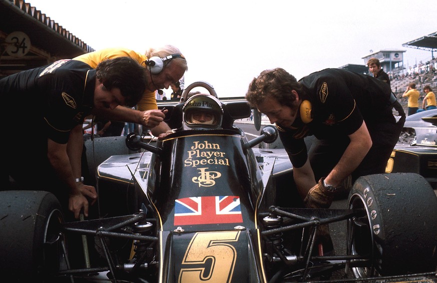 1976 Japanese Grand Prix. Fuji, Japan. 22-24 October 1976. Mario Andretti Lotus 77 Ford 1st position with team boss Colin Chapman in yellow. Ref-76 JAP 13. World Copyright - LAT Photographic PUBLICATI ...