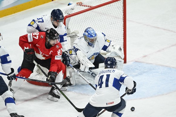 epa12117697 Finland&#039;s goalkeeper Juuse Saros (R) in action against Canada&#039;s Sidney Crosby during the IIHF Ice Hockey World Championship group A match between Canada and Finland, in Stockholm ...