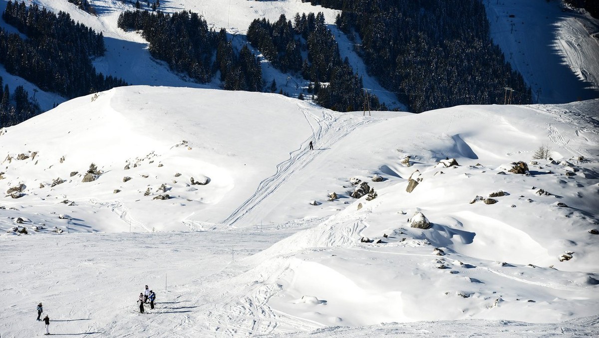 epa04004369 General view over ski slopes 'Biche' (L) and 'Chamois' and a rocky area where German Formula One legend Michael Schumacher supposedly had his ski accident at Saulire mo ...