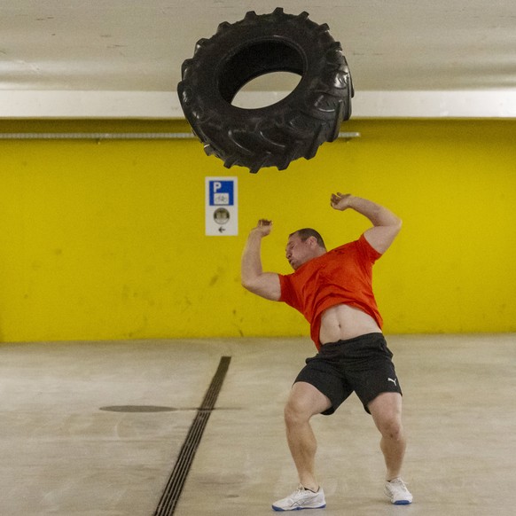 Der aktuelle Schwingerkoenig Joel Wicki waehrend eines Krafttrainings in der Tiefgarge des Kraftkeller Sportrock in Willisau am Mittwoch, 6. August 2025. Joel Wicki und Joel Ambuehl bereiten sich zur  ...