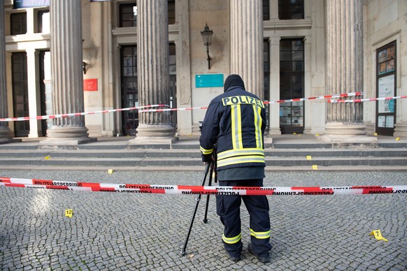 25.11.2019, Sachsen, Dresden: Ein Polizist steht vor dem Gebäude der Schinkelwache hinter einem Absperrband. In Dresdens Schatzkammer Grünes Gewölbe ist am frühen Morgen eingebrochen worden. Der Einbr ...