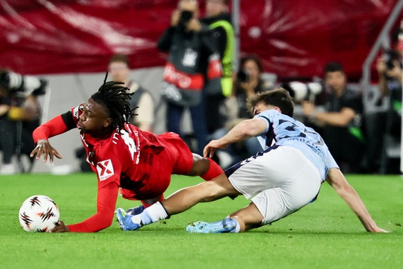 epa12878744 Javi Rodriguez (R) of Celta Vigo in action against Johan Manzambi of Freiburg during the UEFA Europa League quarter-finals 1st-leg soccer match between SC Freiburg and RC Celta de Vigo in  ...