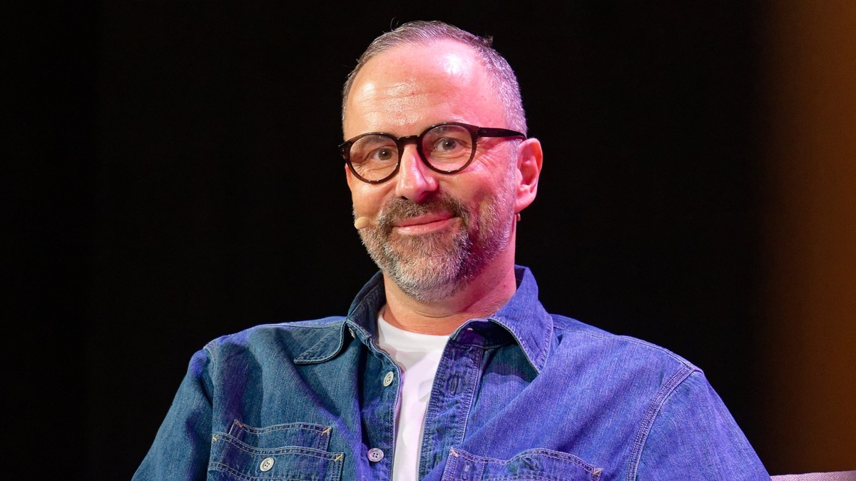 PRODUKTION - 20.09.2024, Nordrhein-Westfalen, Köln: Der Komiker Kurt Krömer sitzt bei der Aufzeichnung von «Kurt Krömer - Podcast »Feelings«: Die 100. Folge live» in der Volksbühne am Rudolfplatz auf  ...