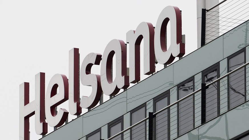 Der Schriftzug der Krankenkasse Helsana, aufgenommen am Mittwoch, 5. Februar 2014, am Hauptsitz in Duebendorf. Heute hat Helsana im Rahmen einer Pressekonferenz die Zahlen fuer das Jahr 2013 bekannt g ...
