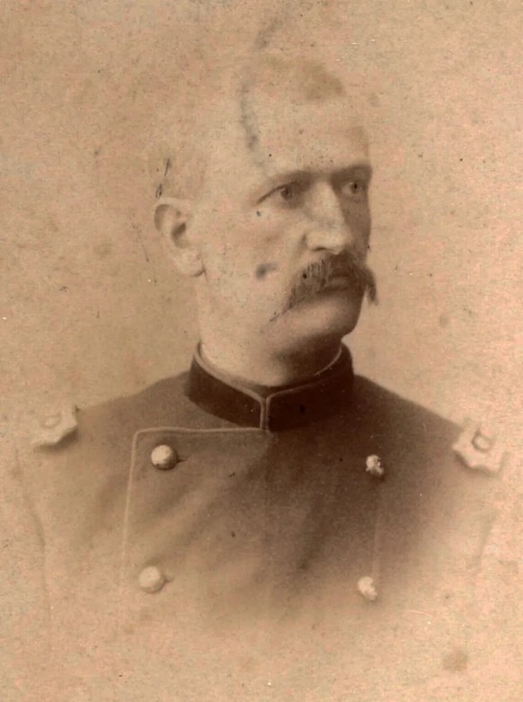 Porträt von Jules Dumur, um 1880.
https://commons.wikimedia.org/wiki/File:Jules_Dumur_-_Emil_Nicola-Karlen_-_btv1b8450019j_(1_of_6).jpg