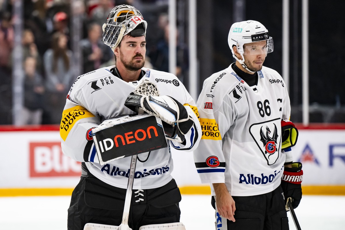 Le gardien Reto Berra (HCFG), gauche, et Julien Sprunger (HCFG), droite, reagissent lors du match du championnat suisse de hockey sur glace de National League entre Lausanne HC, LHC, et HC Fribourg-Go ...