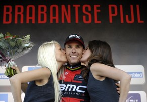 Philippe Gilbert bekommt seinen verdienten Lohn nach dem Sieg beim «Pfeil von Brabant».&nbsp;