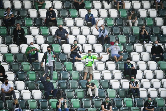 St. Galler Fans mit Mundschutz im Fussball Super League Spiel zwischen dem FC St. Gallen und dem FC Sion, am Sonntag, 20. September 2020, im Kybunpark in St. Gallen. (KEYSTONE/Gian Ehrenzeller)