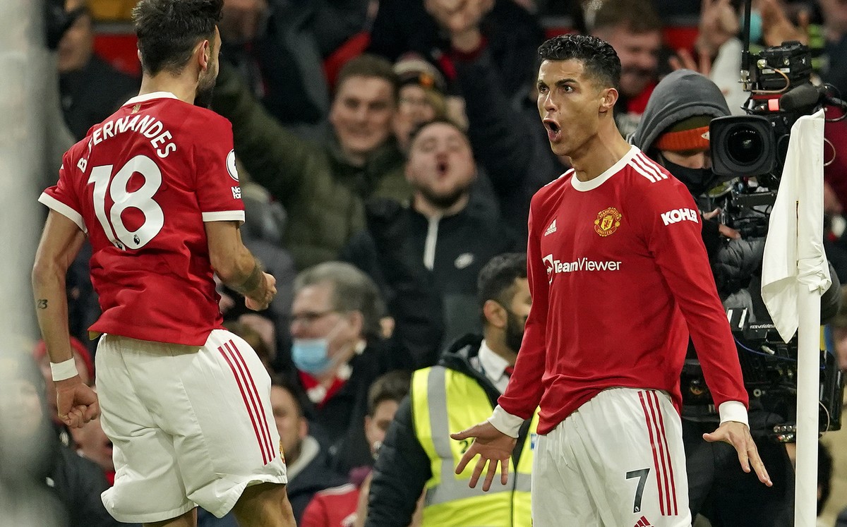Manchester United's Cristiano Ronaldo, right, celebrates with Manchester United's Bruno Fernandes after scoring his side's second goal during the English Premier League soccer match bet ...