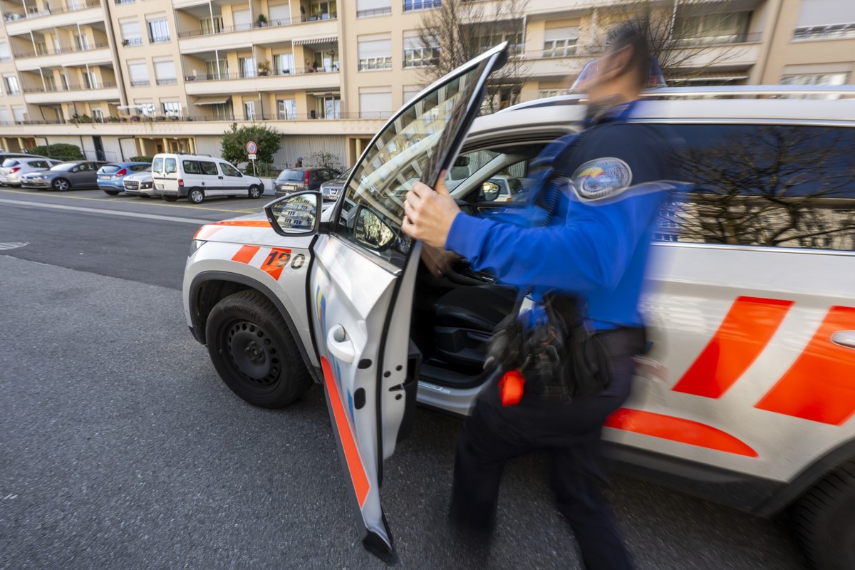 [Editor's note: photo mise-en-scene] Julien policier de la gendarmerie Genevoise sort de sa voiture de police, ce mardi 18 mars 2025 a Geneve. Une conference de presse est donnee ce lundi 24 mars ...