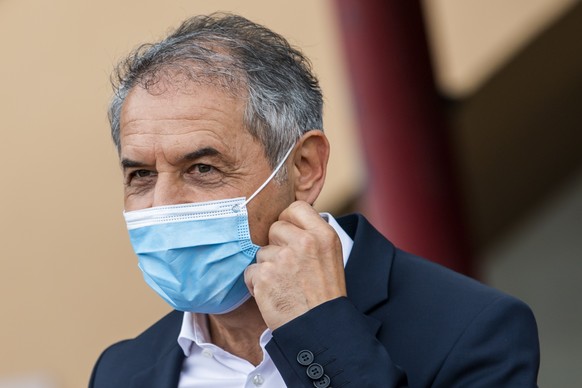 L?entraineur du FC Basel Marcel Koller, arrive avec un masque lors du quart de final de la Coupe de Suisse de football entre le FC Lausanne-Sport, LS et le FC Basel 1893 le dimanche 14 juin 2020 au st ...