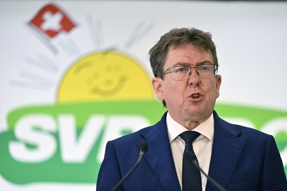 Bundesrat Albert Roesti bei seiner Rede an der Delegiertenversammlung der SVP Schweiz in der Sporthalle Schachen in Aarau am Samstag, 12. Oktober 2024. KEYSTONE/Walter Bieri )