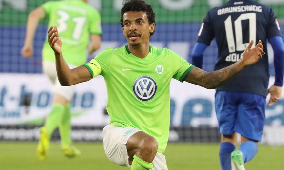 epa05990206 Wolfsburg&#039;s Luiz Gustavo reacts during the German Bundesliga Relegation soccer match between VfL Wolfsburg and Eintracht Braunschweig Wolfsburg, Germany, 25 May 2017. EPA/FOCKE STRANG ...