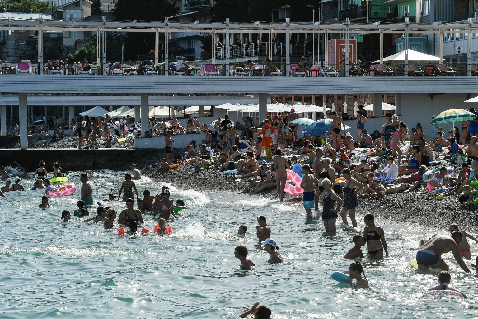Russia Crimea Tourism 8715421 22.06.2024 People enjoy the Massandra beach in the Black Sea resort town of Yalta, Republic of Crimea, Russia. Konstantin Mihalchevskiy / Sputnik Yalta Republic of Crimea ...