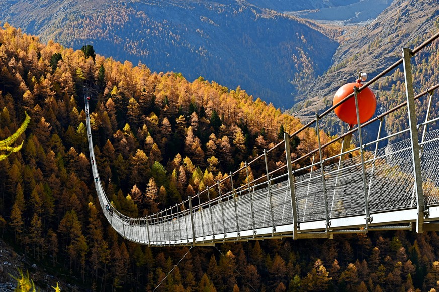 494 Meter lang, bis zu 85 Meter hoch: Die längste Fussgänger-Hängebrücke der Welt im Mattertal. 