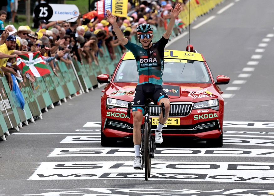 epa10727880 Australian rider Jai Hindley of team BORA-hansgrohe wins the 5th stage of the Tour de France 2023, a 162,7km race from Pau to Laruns, France, 05 July 2023. EPA/CHRISTOPHE PETIT TESSON