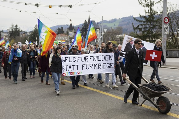 Unter dem Motto &quot;Geld fuer Frieden statt fuer Kriege&quot; demonstrieren die Teilnehmer waehrend dem traditionellen Ostermarsch fuer eine friedlichere Welt, am Ostermontag, 10. April 2023 in Bern ...