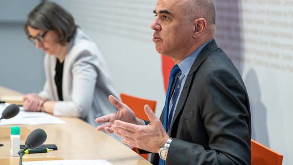 Bundesrat Alain Berset, rechts, und Anne Levy, Direktorin Bundesamt fuer Gesundheit BAG, aeussern sich an einer Medienkonferenz ueber die Aenderung des Transplantationsgesetzes, am Dienstag, 22. Febru ...