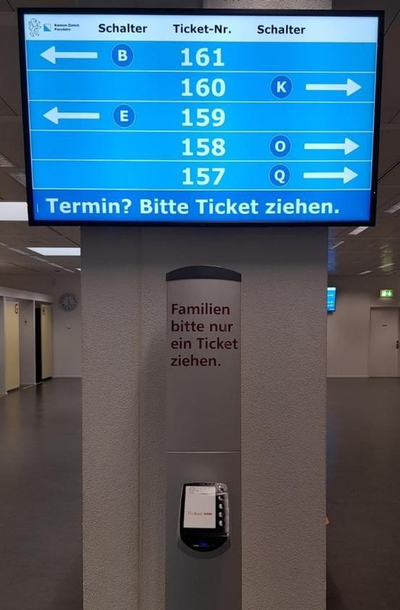 Ticketsäule, Anweisung, Bildschirm, Schalterzuweisung. Oder frei nach Walter Gropius: «Das Endziel aller behördlichen Tätigkeit ist die Effizienz!»