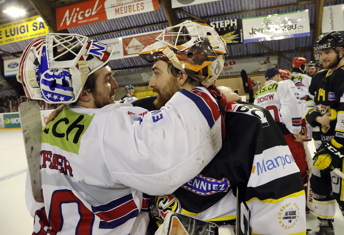 Ajoie's Torhueter Dominic Nyffeler, rechts, umarmt Lakers-Torhueter Melvin Nyffeler, links, nach dem Halbfinal-Playoff-Spiel Nummer 6 der Swiss League zwischen dem HC Ajoie und dem SC Rapperswil- ...