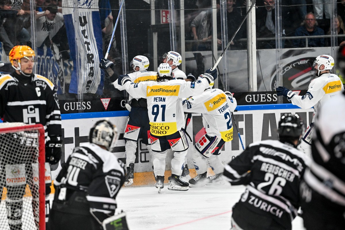 Dominic Zwerger (HCAP) celebrate his goal, during the regular season of National League A (NLA) Swiss Championship 2025/26 between HC Lugano and HC Ambri Piotta at the ice stadium Corner Arena, Switze ...