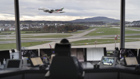 AVIS --- ZUR FLUGSICHERUNGSGESELLSCHAFT SKYGUIDE STELLEN WIR IHNEN FOLGENDES NEUES BILD ZUR VERFUEGUNG. WEITERE BILDER FINDEN SIE AUF visual.keystone-sda.ch --- Ein A380 Airbus Flugzeug der Fluggesell ...