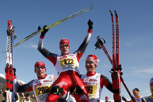 Der Schweizer Langlaeufer Dario Cologna, Mitte, gewinnt den 39. Engadiner Skimarathon vor den Schweizern Toni Livers, rechts, und Christian Stebler, links, am Sonntag, 11. Maerz 2007 in S-Chanf. (KEYS ...