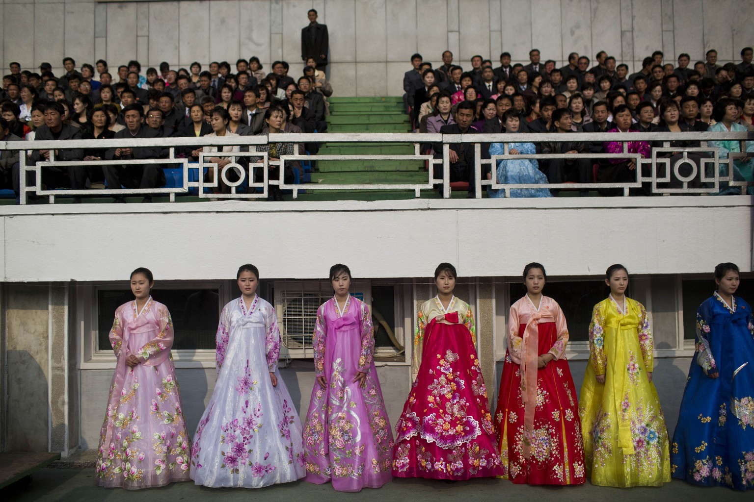 Traditionell gekleidete Frauen im Stadion in Nordkorea.