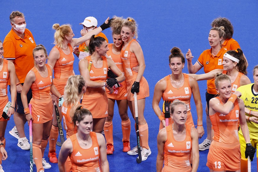 epa09387849 Team Netherland celebrate after winning the Field Hockey Women&#039;s quarter final match between Netherlands and New Zealand of the Tokyo 2020 Olympic Games at the Oi Hockey Stadium in To ...