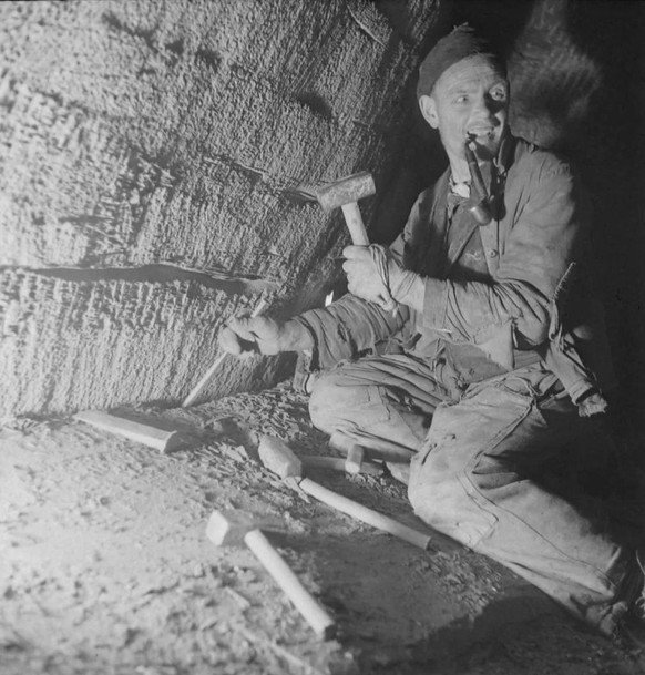 <p>Eine Reportage aus dem Jahr 1941 dokumentierte den Schieferabbau beim Niesen. Mit Hammer und Meissel wurden die Blöcke gelöst.</p>