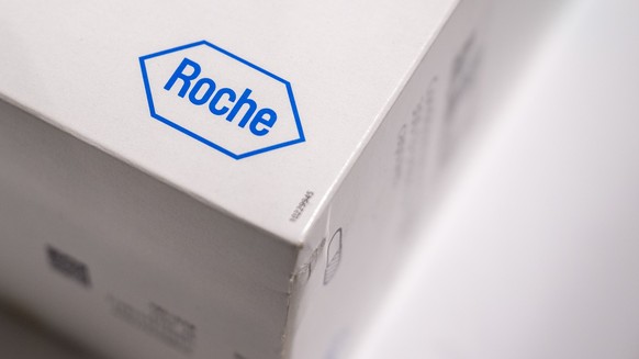 Ein Logo von Roche auf einer Medikamentenpackung in einer ApotHeke in Stans am Donnerstag, 25. Januar 2024.(KEYSTONE/Urs Flueeler) .