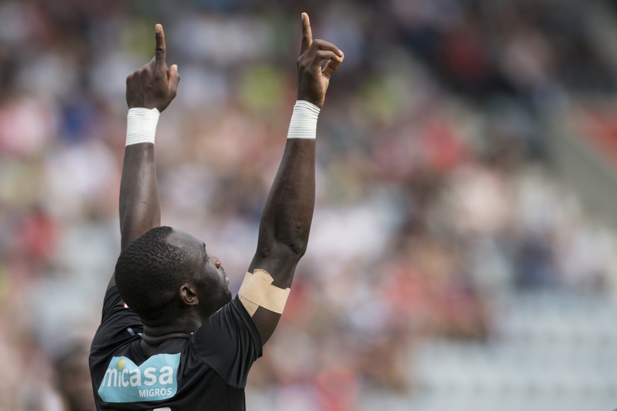 Der Sittener Moussa Konate feiert seinen treffer zum 1:0 im Fussball Meisterschaftsspiel der Super League zwischen dem FC Thun und dem FC Sion, am Sonntag, 23. Juli 2017, in der Stockhorn Arena in Thu ...