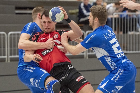 Samuel Weingartner, mitte, von Bern im Spiel gegen Ramon Schlumpf, rechts, von Kriens-Luzern beim Handball Meisterschaftsspiel zwischen dem HC Kriens-Luzern und dem BSV Bern vom Samstag, 7. Maerz 2020 ...