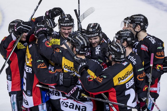 Jubel des SC Bern nach dem 3:2 Sieg bei dem Eishockey-Meisterschaftsspiel der National League zwischen dem SC Bern und den SCL Tigers am Samstag, den 6. Januar 2018 in der Postfinance Arena in Bern. ( ...